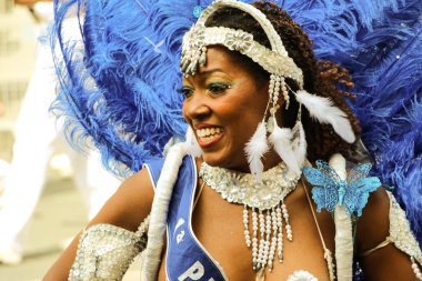 Paris'te tropikal karnaval egzotik dansçı