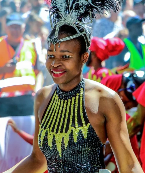 Dançarina exótica de carnaval tropical em Paris — Fotografia de Stock