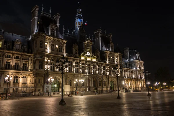 Der Rathausplatz in Paris bei Nacht, Frankreich. — Stockfoto