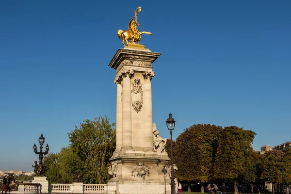 De kolom van brug Alexandre Iii — Stockfoto