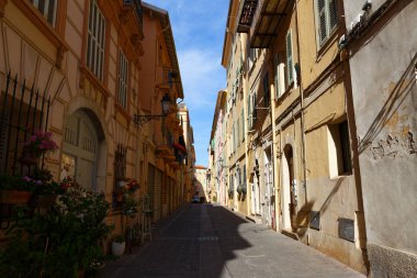 Menton 'un güzel dar caddesi, Fransız Rivierası, Güney Fransa' da bir tatil köyü..