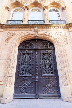 Geleneksel çift kapılı eski Fransız evi, Metz, Fransa.