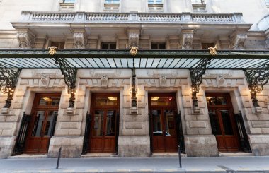 Paris, Fransa - 8 Şubat 2026: Salle Favart olarak da bilinen Opera-Comique Ulusal Tiyatrosu 'nun dış görünüşü, Paris, Fransa' nın ikinci arrondissement bölgesinde yer almaktadır.