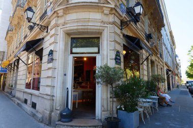 Paris, Fransa-7 Haziran 2024: Fransa 'nın 7. Bölgesi' nde Villars Bulvarı 'nda bulunan geleneksel Fransız pastanesi ve pastanesi.