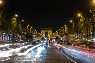 Gece, Paris, Fransa, Champs-Elysees Bulvarındaki yüksek trafik (bulanık hareket).