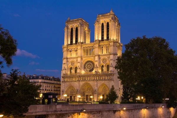Die Kathedrale Notre Dame am Abend. — Stockfoto