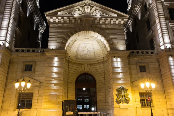 Вход в штаб-квартиру полиции ночью, Париж, Франция . — стоковое фото