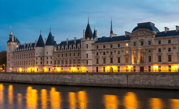 Hrad Conciergerie v noci, Paříž, Francie. — Stock fotografie