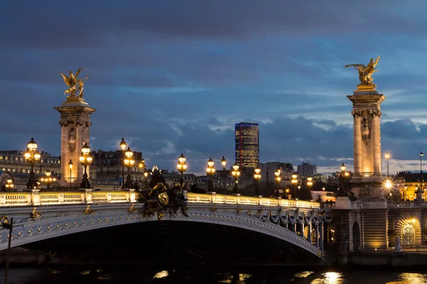 Die Brücke alexandre iii am Abend. — Stockfoto