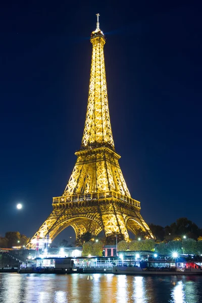 Eiffeltornet i Paris, Frankrike i kväll. — Stockfoto