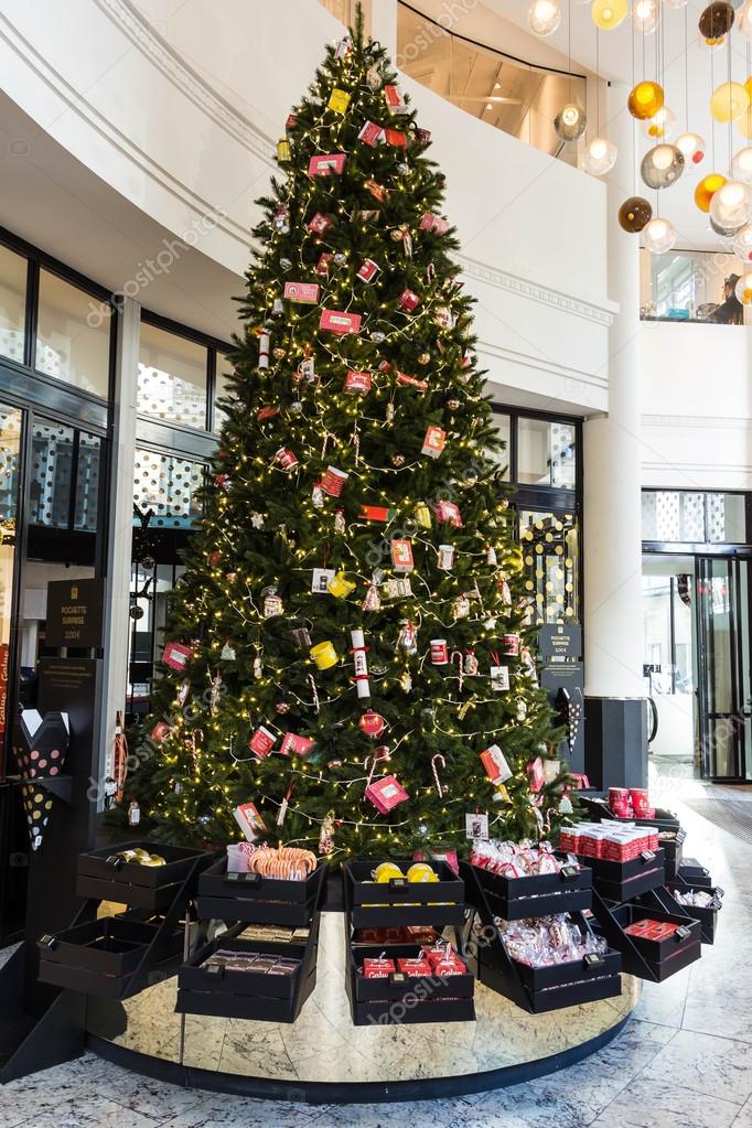 Christmas tree in department store Le Bon Marche, Paris, France – Stock  Editorial Photo © KovalenkovPetr #91733608