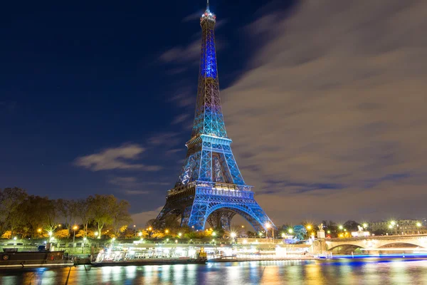 La torre Eiffel illuminata in onore dei colloqui sul clima a Parigi, Fran — Foto Stock