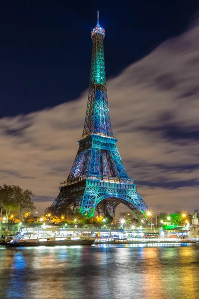 Eiffeltornet omfattas av en grön visuella skog, Paris, Frankrike — Stockfoto