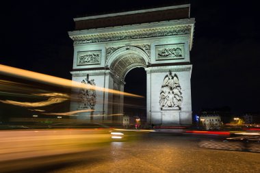 Geceleri zafer takı.