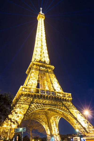 Eiffeltornet på natten, Paris, Frankrike. — Stockfoto