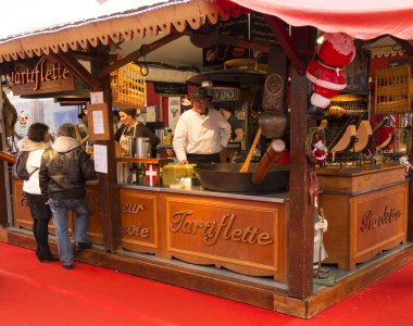 Satıcı La savunma Noel pazarının, Paris, Fransa.