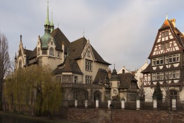 Strazburg kanal boyunca pitoresk evlerin görünümü, 