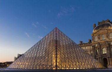Louvre Piramidi, Paris, Fransa.