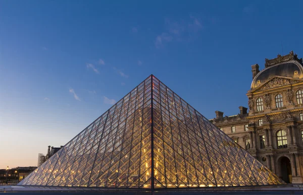 Pirámide del Louvre, París, Francia. — Foto de Stock