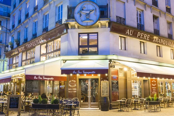 El famoso restaurante "Au pere tranquille" en la noche, París, Fr — Foto de Stock