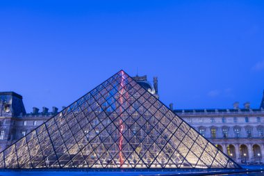 Louvre pyramide akşam, Paris, Fransa.