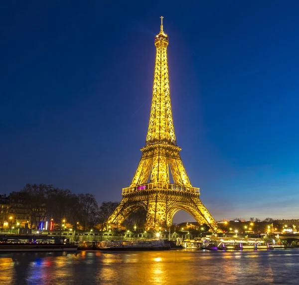 夕方、パリ、フランスのエッフェル塔. — ストック編集用写真 夕方、パリ、フランスのエッフェル塔. — ストック編集用写真