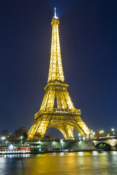 Torre Eiffel di notte; Parigi, Francia . — Foto Stock