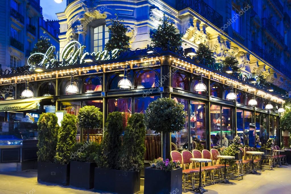 El famoso restaurante Le Dome en la noche, París, Francia. 2022