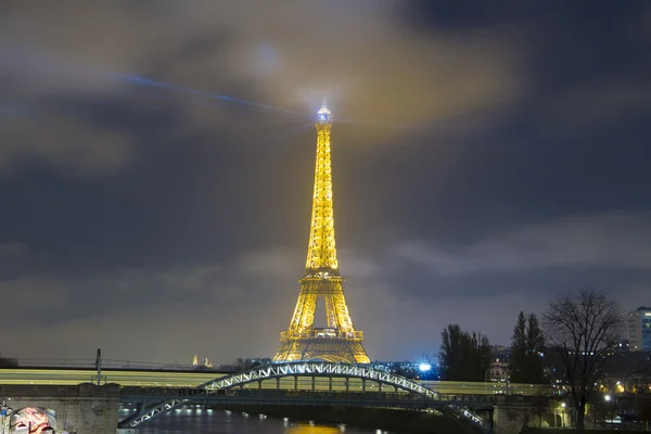 Der Eiffelturm in der Nacht, Paris, Frankreich. — Stockfoto
