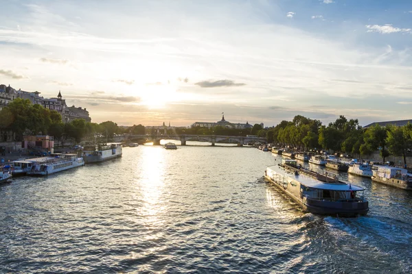 Der Sonnenuntergang an der Seine in Paris. — Stockfoto