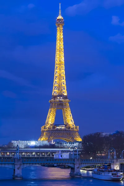 Eiffeltornet i Paris, Frankrike i kväll. — Stockfoto