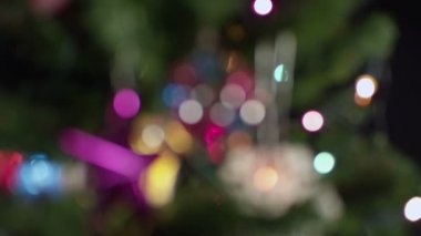 Yıldız, top ve kar tanesi ile ufuk Noel ağacı