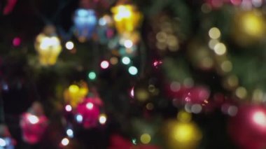 Renkli el feneri ile ufuk Noel ağacı