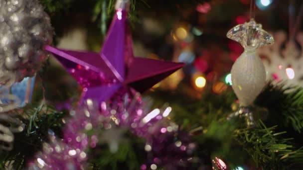 Χριστουγεννιάτικα διακοσμητικά παιχνίδια, αστέρι και καραμέλα — Αρχείο Βίντεο