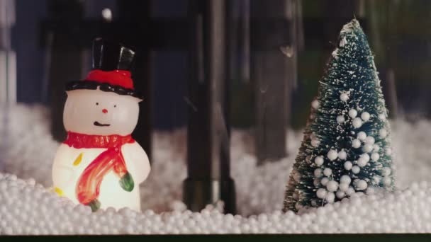 Sneeuwpop en kerstboom — Stockvideo