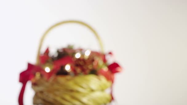 Рождественская корзина с ягодами, листьями, шишками и гирляндами — стоковое видео