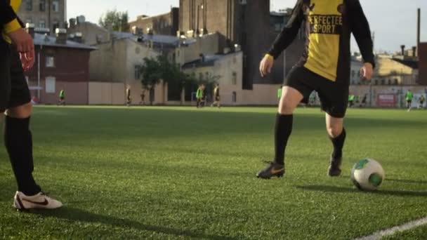 Dos futbolistas en entrenamiento — Vídeo de stock