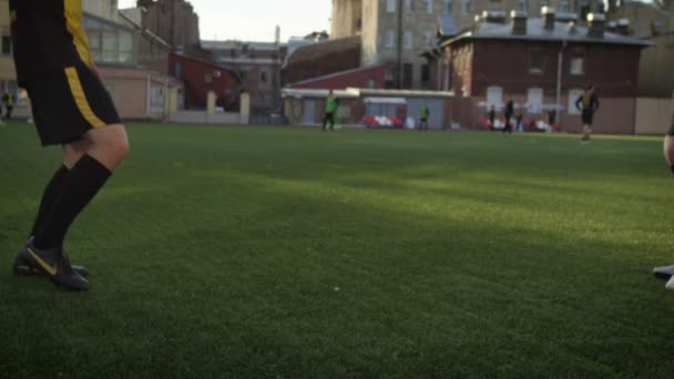 Dos jugadores de fútbol realizan trucos con la pelota — Vídeo de stock