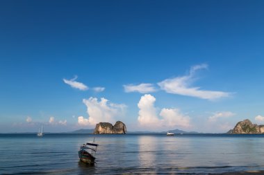 Tekne ve Koh Ma adasının görünümü