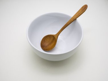 tahta kaşık ile beyaz kase