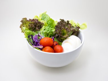 Beyaz üzerine sağlıklı salata