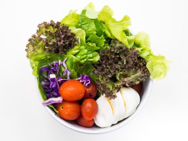 Beyaz üzerine sağlıklı salata