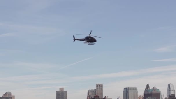 Helicopter lands on Manhattan — Stock Video