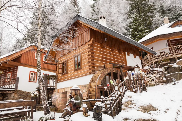 Dřevěný dům v obci zimní říši divů — Stock fotografie
