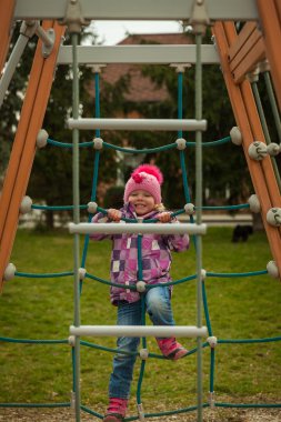 Küçük kız çocuk atraksiyonlar parkta eğleniyor