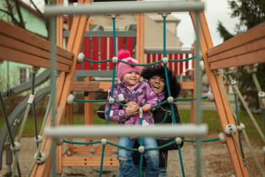 Küçük kız çocuk atraksiyonlar parkta eğleniyor