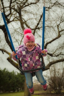 Küçük kız çocuk atraksiyonlar parkta eğleniyor