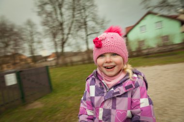 Küçük kız çocuk atraksiyonlar parkta eğleniyor