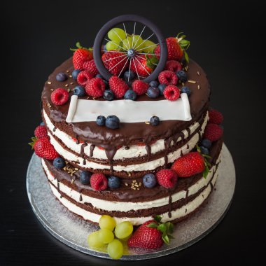 Seyahat tema üzerine taze meyve ile çikolatalı kek