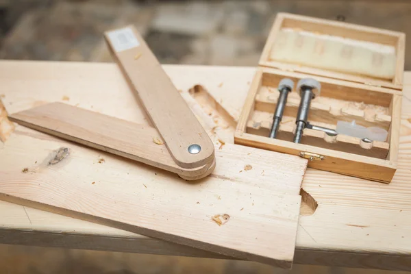 Los instrumentos para el tratamiento de la madera que descansan sobre la tabla de madera — Foto de Stock